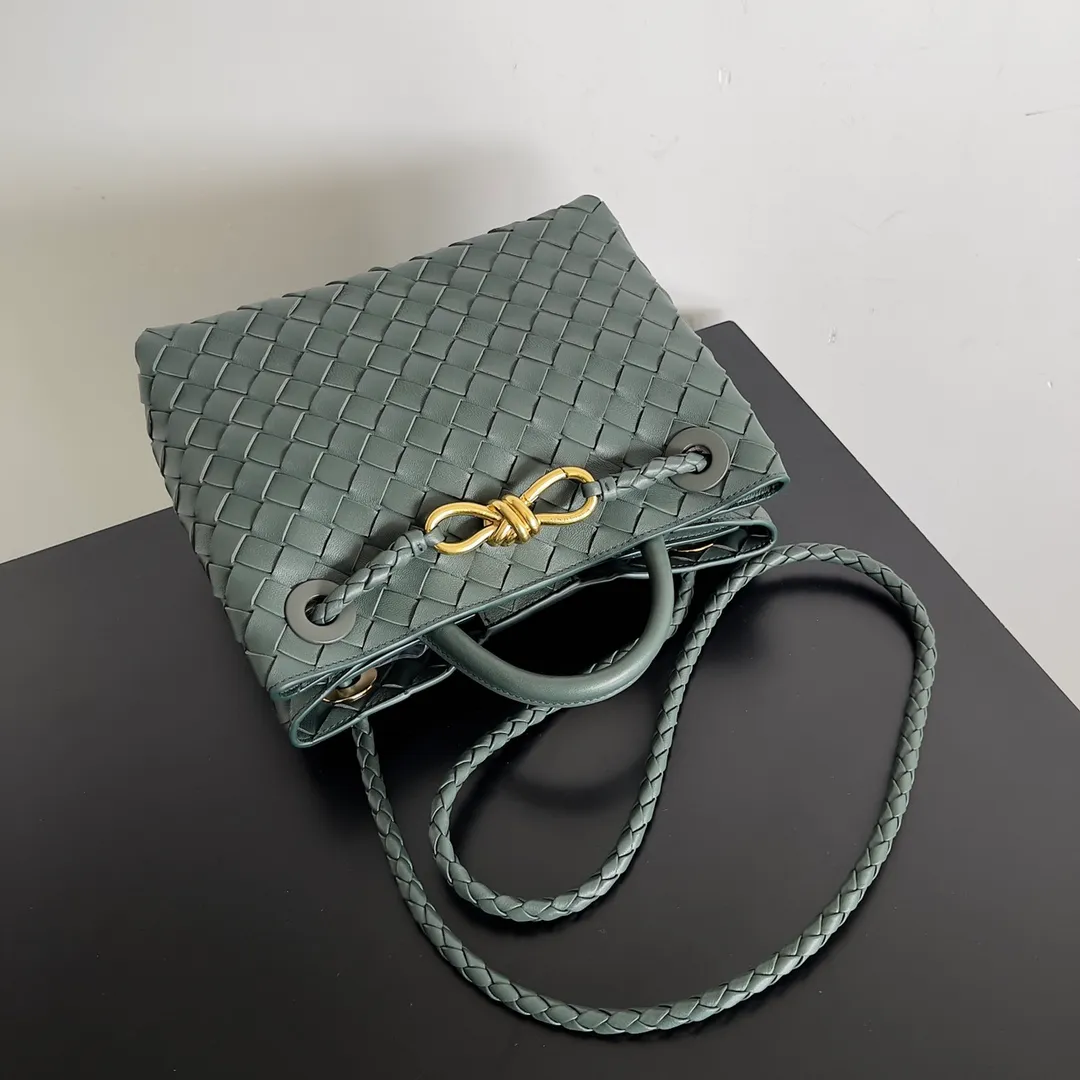 The 2023 new Andiamo batch of 1860 BV has been shipped‼ ️Really popular🔥The new Andiamo woven handbag launched by Bottega Veneta this season is really popular all over the world! ! Celebrities at home and abroad have worn it, and Oscar-winning actress Michelle Yeoh has taken it out on the street. Song Jia, Trai Yara, Yu Feihong, Sanji Ayaka, Rosie Hunting-Whiteley, Yoshioka Riho, etc. have all picked up this bag. It is classic and versatile, showing off its temperament, and the bag capacity is also large, which is very convenient for daily commuting! ! A variety of carrying methods, the shoulder straps can be adjusted by yourself, the original lambskin feels soft and delicate, and the neutral style is made to break gender boundaries and bring a more practical and longer-lasting use experience. Andiamo, which has both elegant and casual styles, perfectly interprets the true appearance of "fashionable old money style". Style number: 743568 Size: 25*22*10.5cm